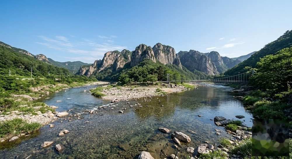 웅장한 기암절벽과 출렁다리가 돋보이는 단양 사인암 계곡 전경