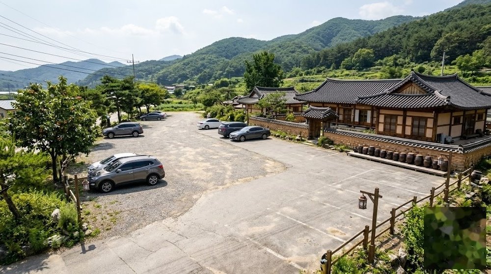 주차 공간이 넉넉한 진주수목원 근처 식당의 여유로운 모습