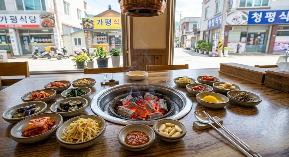 숯불 화로와 밑반찬이 정갈하게 차려진 가평 식당 테이블 세팅