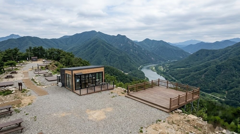 캠핑장 무인카페와 전망대 풍경