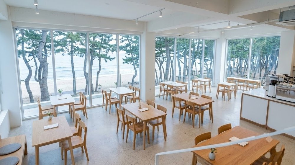 고창 해수욕장 화이트 톤 오션뷰 카페 내부