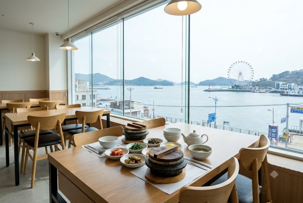 오션뷰가 보이는 여수 돌산 솥밥 전문점 내부 식탁